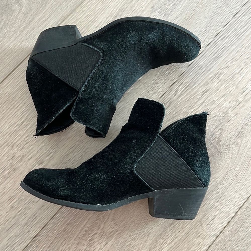 Me Too size 7.5 style Zoey boot leather